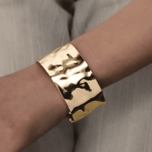 Bracelet manchette bosselé or